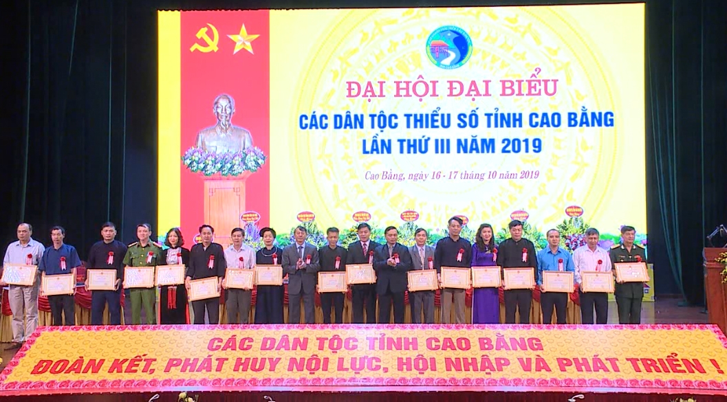 Lãnh đạo tỉnh Cao Bằng trao Bằng khen của Chủ tịch UBND tỉnh tặng các tập thể tại Đại hội đại biểu các DTTS tỉnh Cao Bằng lần thứ III năm 2019.