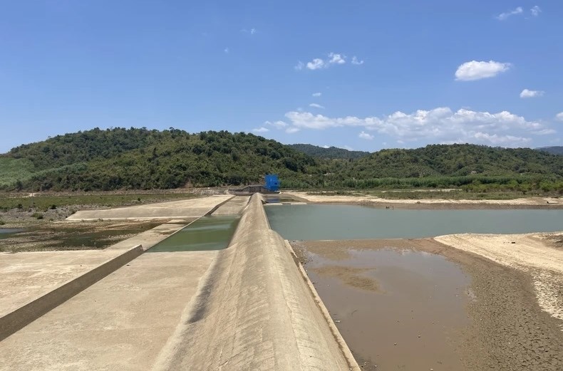 Mực nước ghi nhận vào ngày 22/3 thấp và đang chờ lấy nước để phục vụ hệ thống thủy lợi Tà Pao nhằm đưa qua 16 trạm bơm cung cấp nước sản xuất cho huyện Tánh Linh và huyện Đức Linh.
