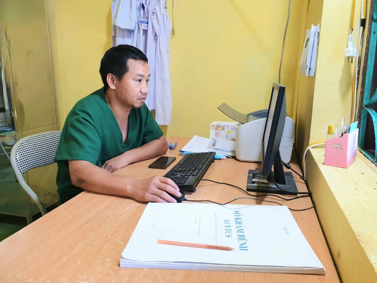Bác sĩ Cao Xuân Tiêm - Trạm trưởng Trạm Y tế Y Leeng (Trạm Y tế Dân Hóa).