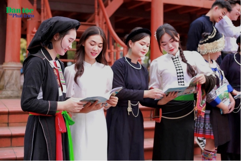 (Tin PV)15 gương mặt xuất sắc tham dự chung kết "Người đẹp văn hoá các dân tộc" trường PT Vùng cao Việt Bắc 5