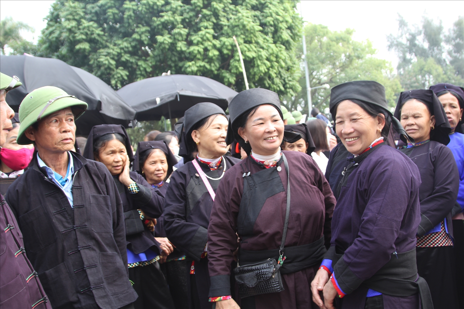 Nam, nữ dân tộc Nùng diện trang phục dân tộc hát sli trong Lễ hội Kỳ Cùng-Tả Phủ 2024
