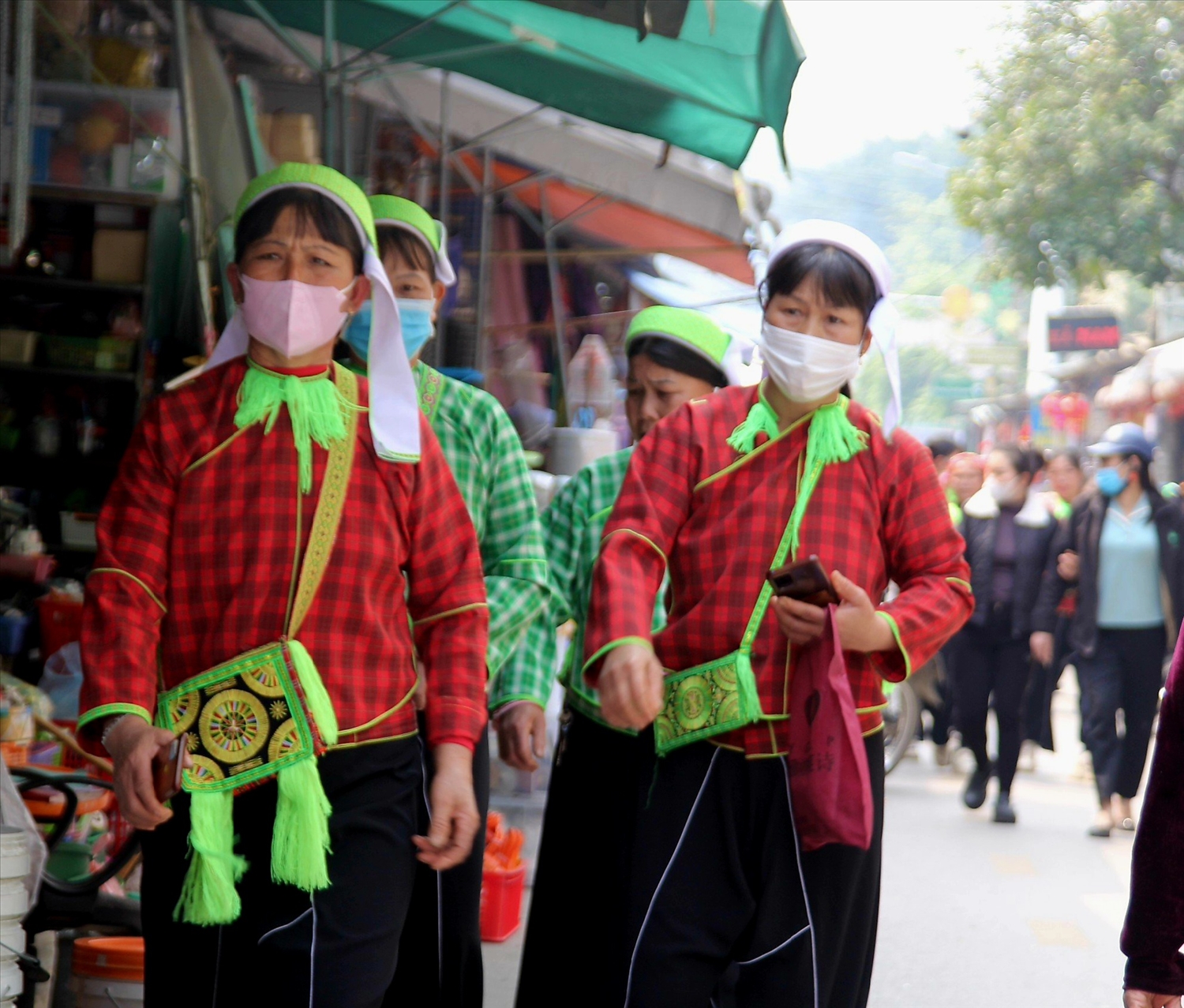Các chị em dân tộc Nùng Phàn Slình cúm cọt diện trang phục dân tộc xuống phố
