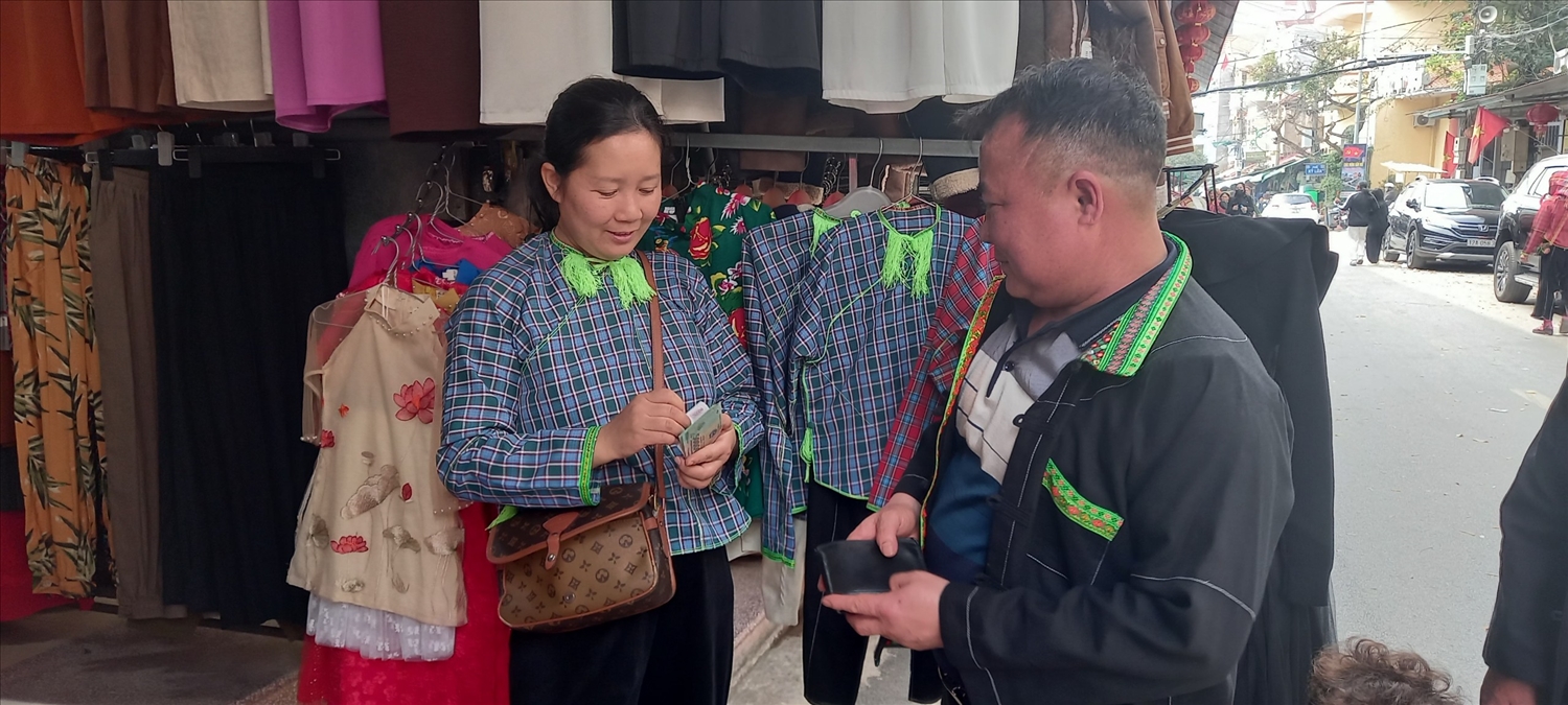 Người dân mua trang phục dân tộc tại chợ