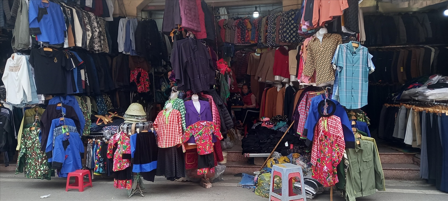 Trang phục dân tộc Nùng được bày bán chung với trang phục hiện đại tại chợ Kỳ Lừa