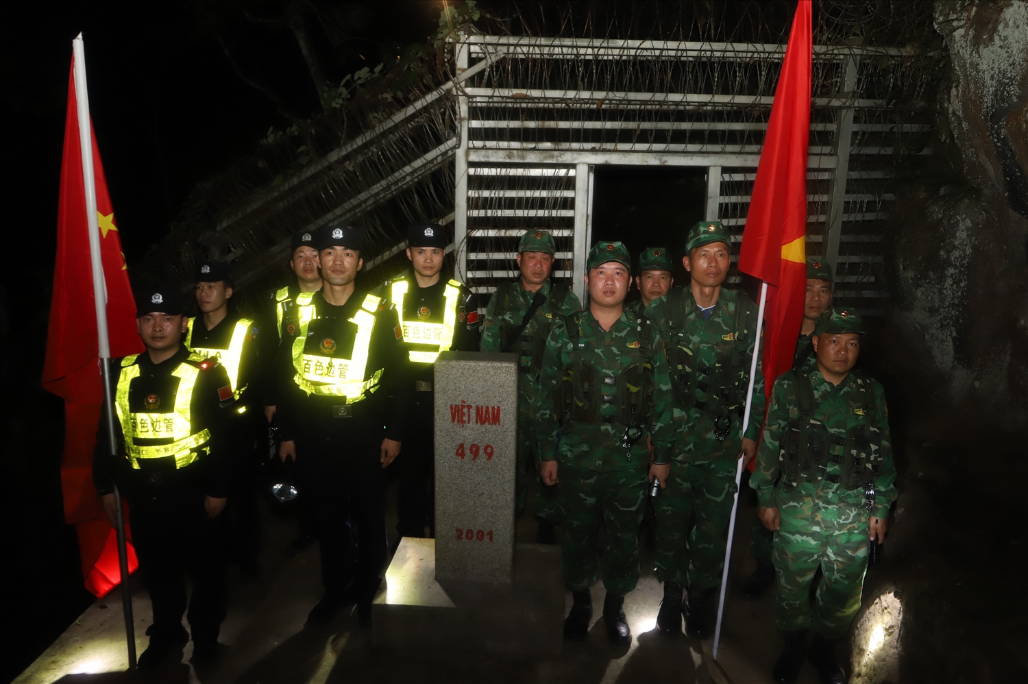 Lực lượng chức năng hai bên thực hiện tuần tra đêm tại Mốc 499