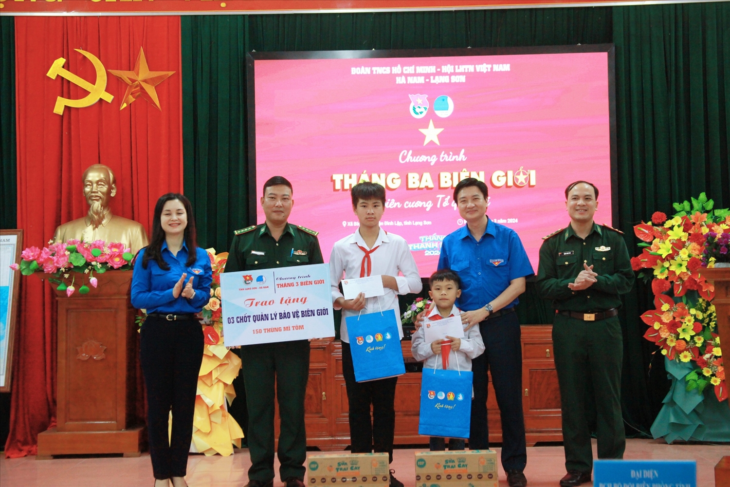Đại diện Tỉnh đoàn Hà Nam và Tỉnh đoàn Lạng Sơn tặng quà cho Đồn biên phòng Chi Lăng và học sinh có hoàn cảnh khó khăn 