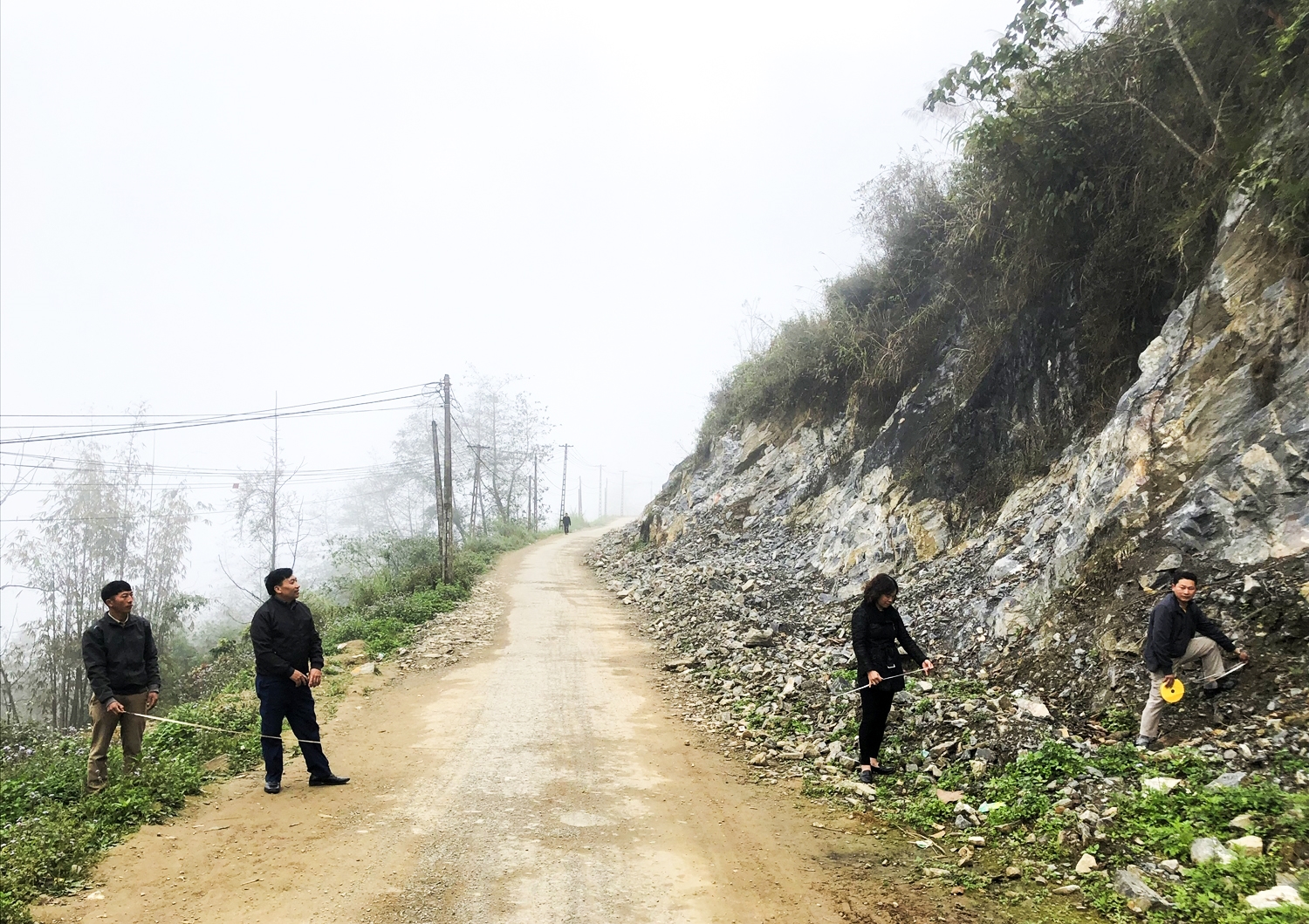 Bí thư Đảng ủy xã Sùng Seo Hồ (thứ 2 từ trái qua) cùng lãnh đạo xã Nàn Sín kiểm tra tiến độ thi công tuyến đường từ huyện vào trung tâm xã