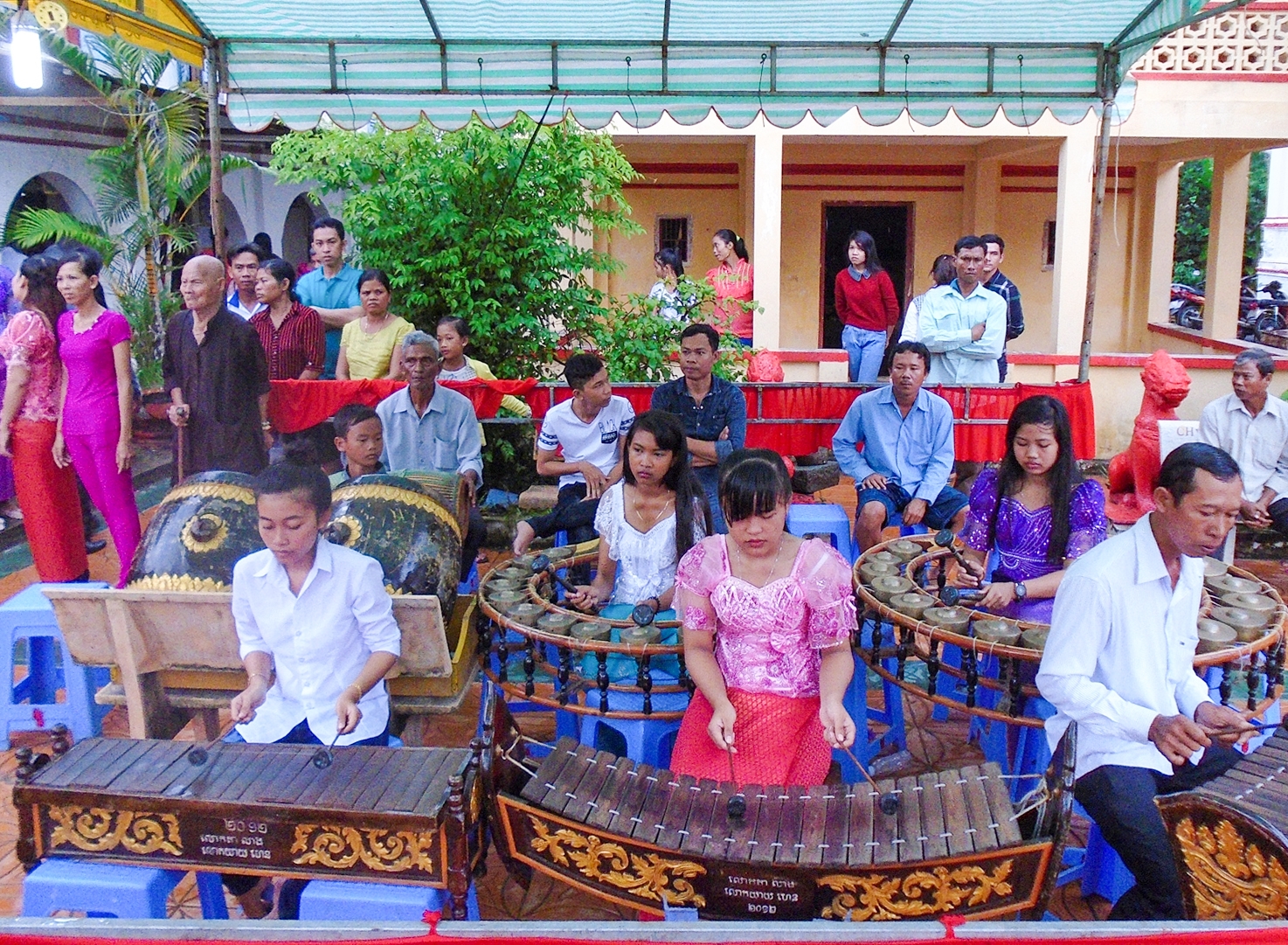 Để chuẩn bị đón Tết Chôl Chnăm Thmây, đội chơi nhạc ngũ âm của đồng bào Khmer hăng say luyện tập để phục vụ bà con trong dịp Tết