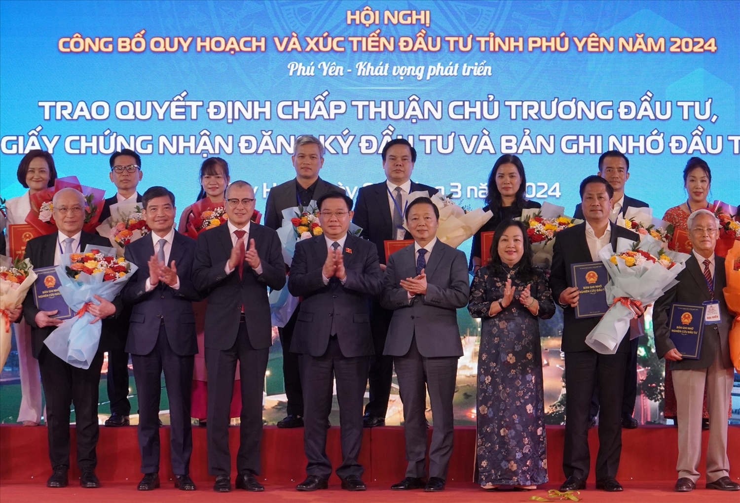 Trao quyết định chấp thuận chủ trương đầu tư, giấy chứng nhận đăng ký đầu tư và bảng ghi nhớ đầu tư tỉnh Phú Yên