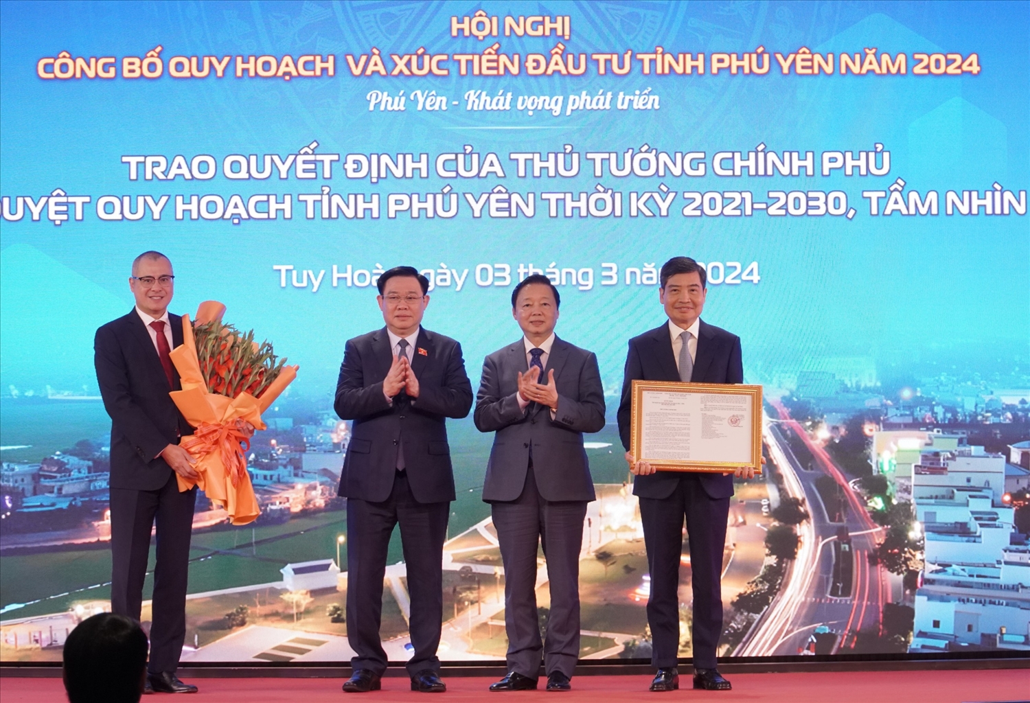 Chủ tịch Quốc hội ông Vương Đình Huệ cùng Phó Thủ tướng Chính phủ Trần Hồng Hà trao quyết định của Thủ tướng chính phủ phê duyệt quy hoạch tỉnh Phú Yên thời kỳ 2021 – 2030, tầm nhìn 2030 cho lãnh đạo tỉnh Phú Yên