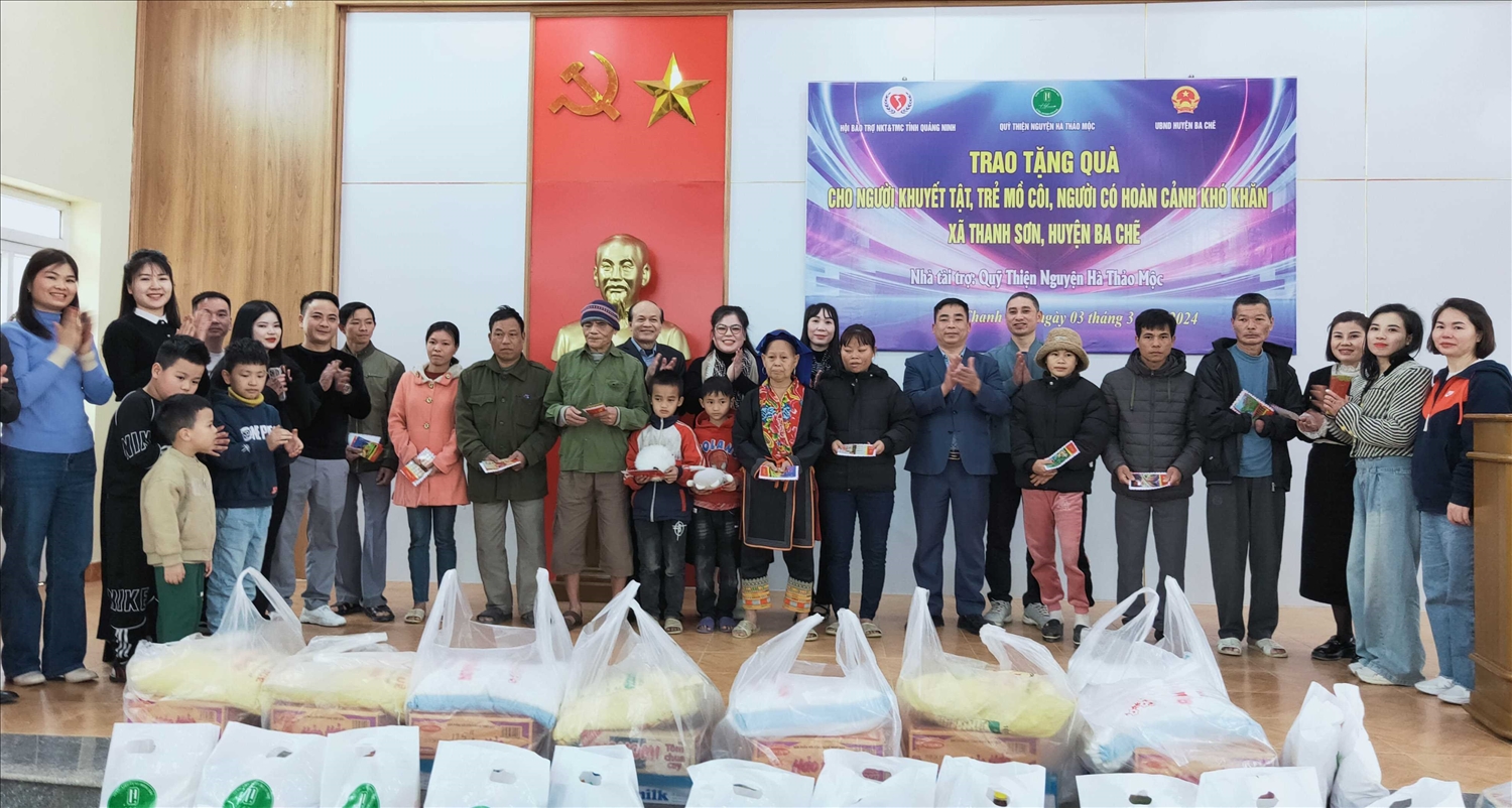 Đoàn công tác trao tặng quà cho người khuyết tật, trẻ mồ côi và các gia đình có hoàn cảnh khó khăn tại xã Thanh Sơn