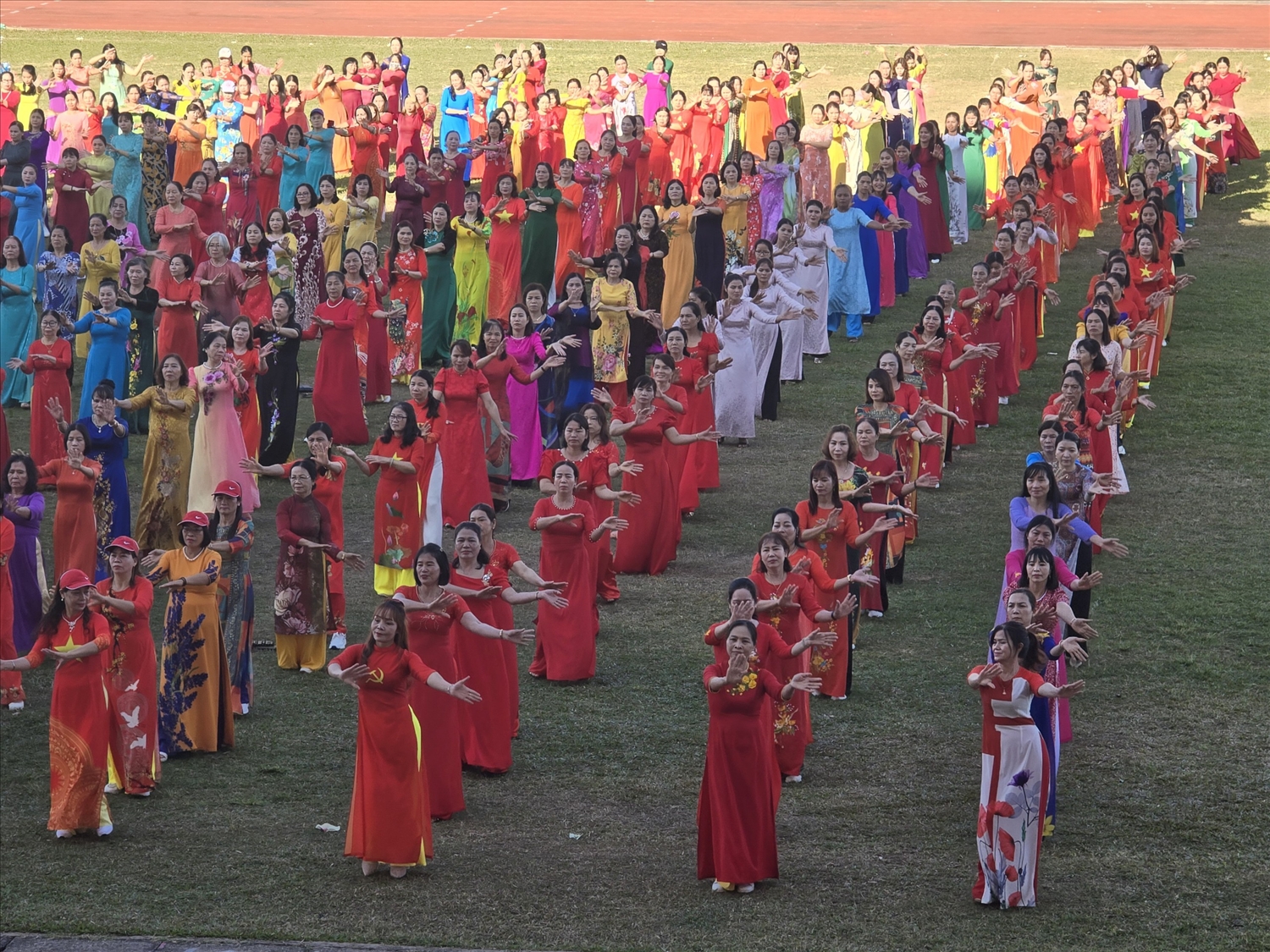 Phụ nữ tỉnh Kon Tum thực hiện màn đồng diễn dân vũ với trang phục áo dài