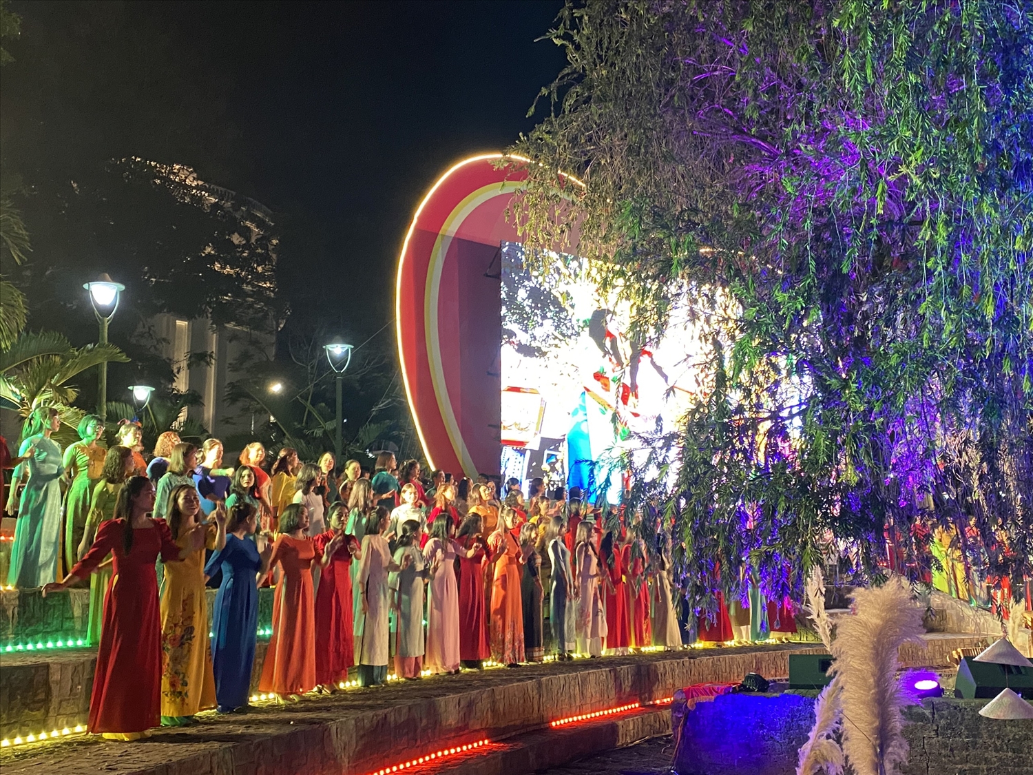 Hội viên phụ nữ Kon Tum tham gia trình diễn áo dài tại chương trình Đêm hội áo dài