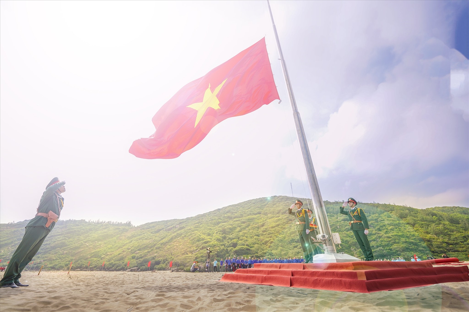 Lá cờ Tổ quốc tung bay trong gió tại Bãi Môn – Mũi Điện