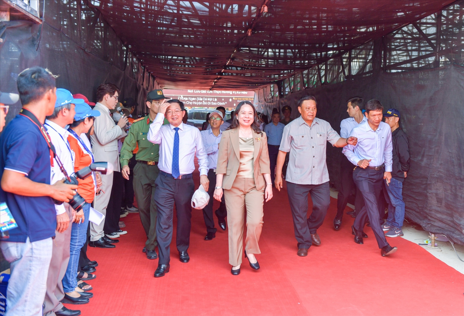 Bà Võ Thị Ánh Xuân, Quyền Chủ tịch nước đến dự Lễ khai mạc Giải đua thuyền máy nhà nghề Quốc tế UIM F1H2O
