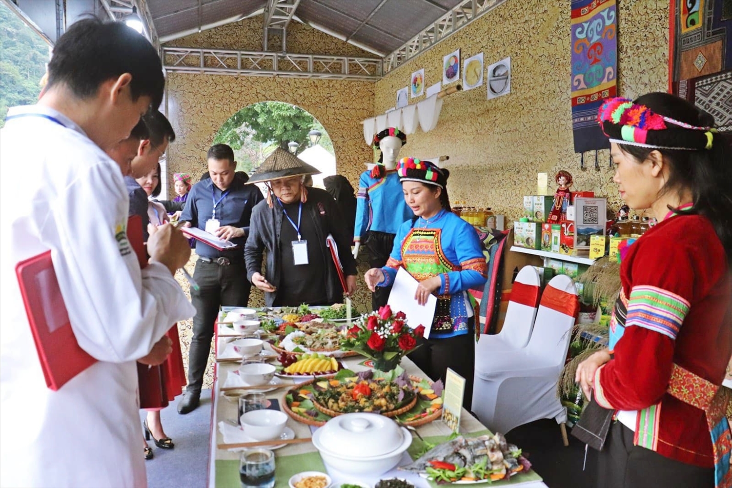 Ban giám khảo chấm điểm các món ăn của các đơn vị tham gia cuộc thi. (Ảnh TT xúc tiến du lịch Hà Giang)