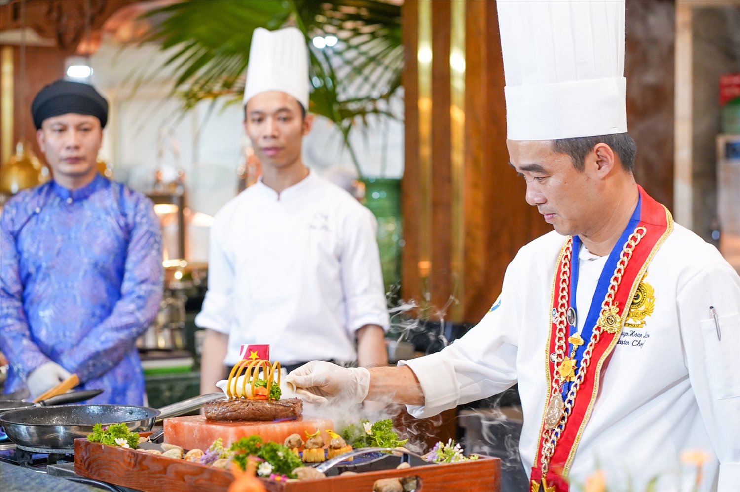 Master Chef Lê Nguyễn Hoàn Long quảng diễn món ""Đông - Tây hội ngộ".