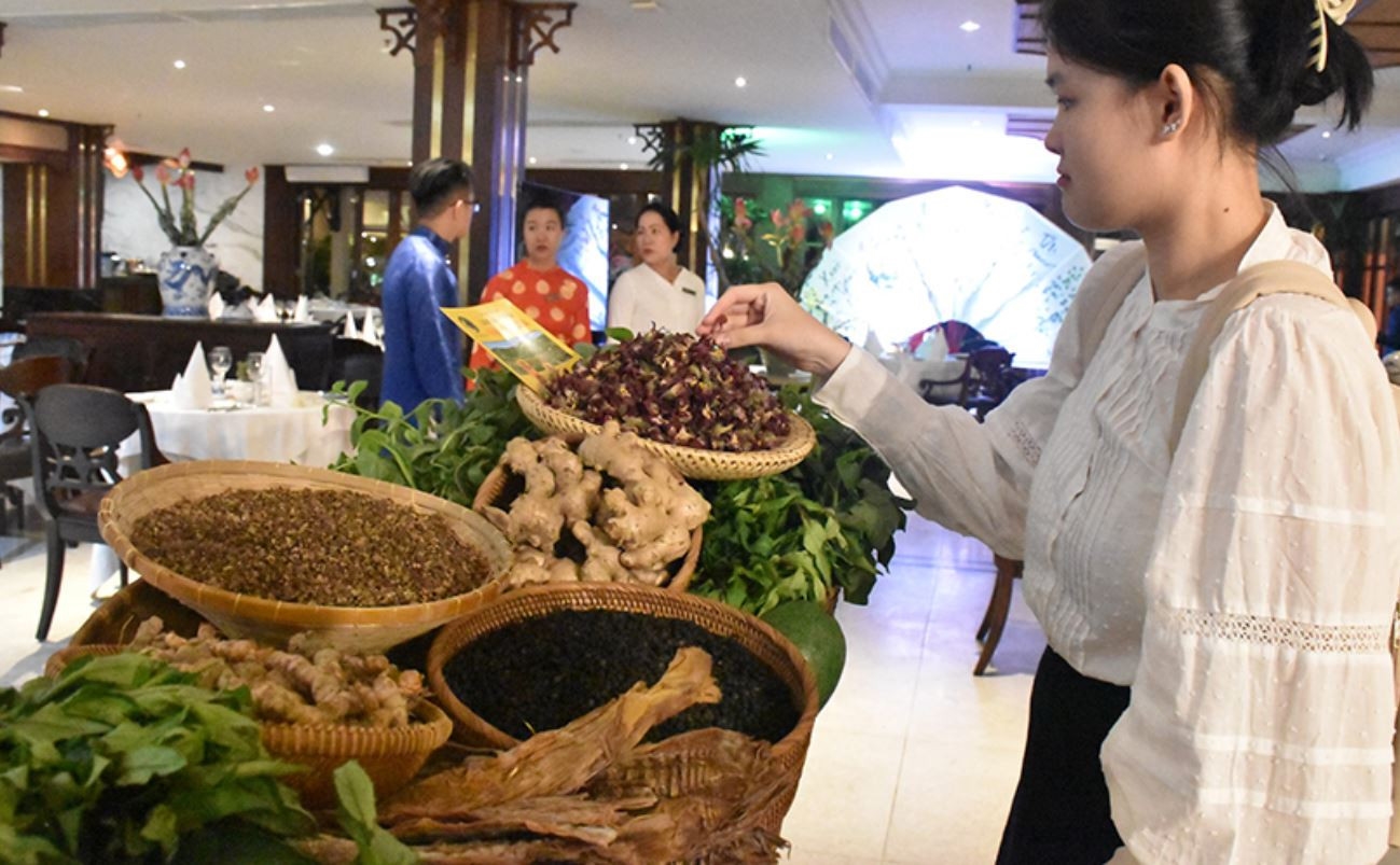 Đặc sản đồng bào Cơ Tu Tây Giang được trưng bày tại khách sạn 5 sao nhằm quảng bá nguồn nông sản này đến các doanh nghiệp trong và ngoài nước.