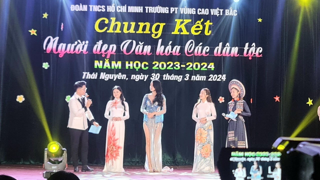 Giao lưu khách mời với các người đẹp La Dương Liễu, Lý Thị Thanh Thúy và Phan Thị Ngọc Linh (lần lượt từ trái sang phải)