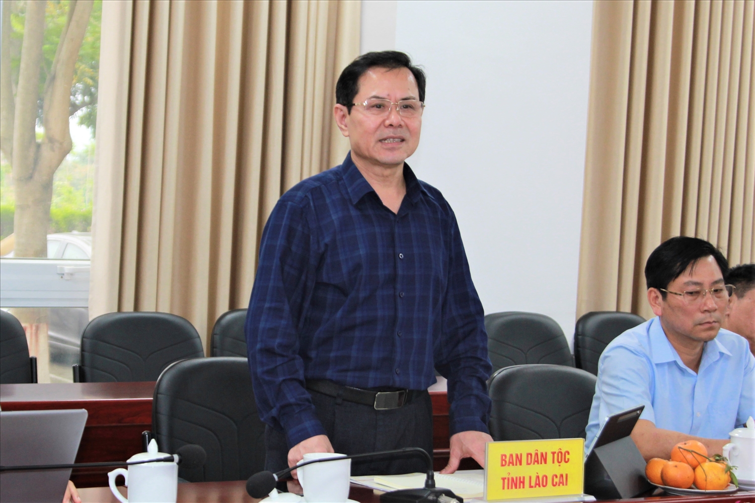 Trưởng Ban Dân tộc tỉnh Lào Cai Nông Đức Ngọc phát biểu tại buổi làm việc với Đoàn công tác của Báo Dân tộc và Phát triển