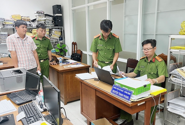 Cơ quan Công an thi hành Lệnh khám xét nơi làm việc của bị can Nguyễn Thanh Phong