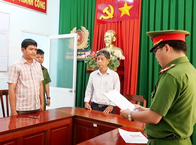 Cơ quan Công an tống đạt các Quyết định và Lệnh bắt tạm giam đối với bị can Nguyễn Thanh Phong (áo sọc)