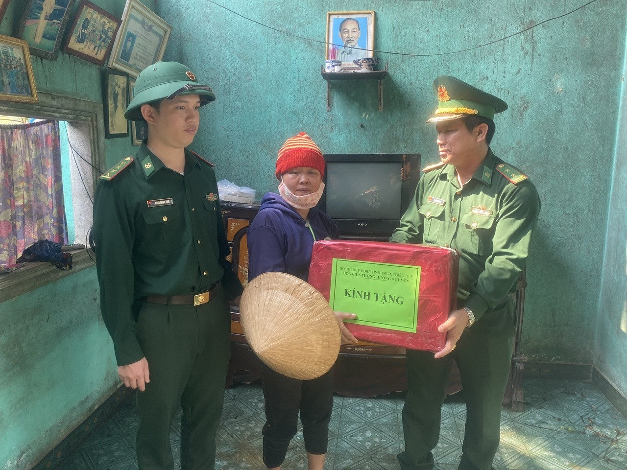 Cán bộ, chiến sĩ Bộ đội Biên phòng trao quà hỗ trợ các gia đình bị thiệt hại do giông lốc