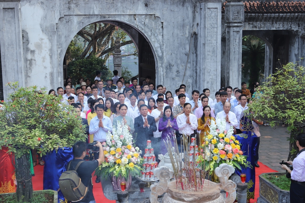 Các đại biểu dâng hương kính cáo anh linh Anh hùng dân tộc Triệu Thị Trinh(ảnh Minh Hiếu)