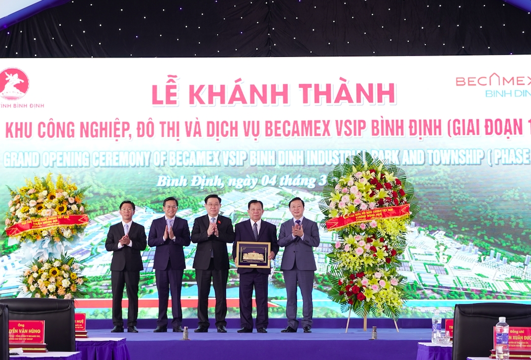 Chủ tịch Quốc hội Vương Đình Huệ và Phó Thủ tướng Chính phủ Trần Hồng Hà tặng quà và chúc mừng chủ đầu tư dự án
