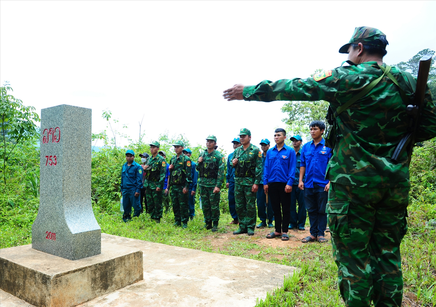 Bộ đội Biên phòng cùng chính quyền, đoàn thể xã Đăk Nhoong tích cực tham gia gìn giữ cột mốc biên giới