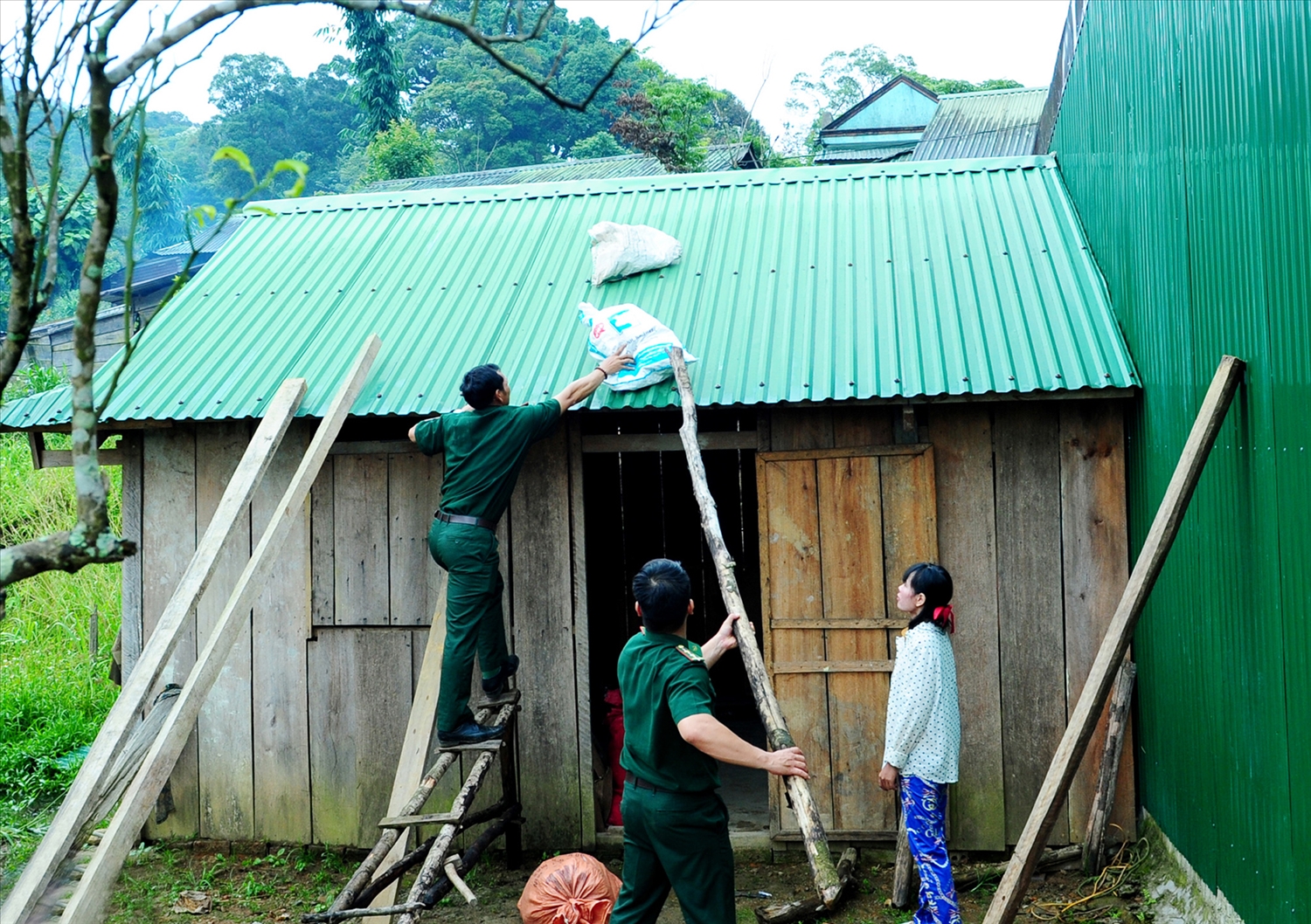 Bộ đội Biên phòng giúp dân chằng chống nhà cửa trước mùa mưa bão