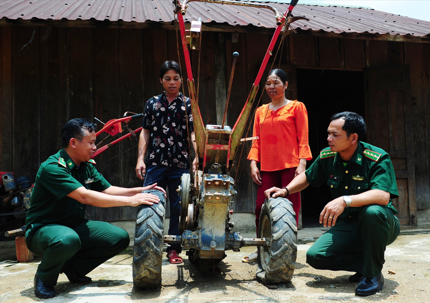 Bộ đội Biên phòng giúp gia đình anh A Thá, thôn Pêng Lang, xã Đăk Plô vận hành, sử dụng và bảo quản máy móc phục vụ cho nông nghiệp
