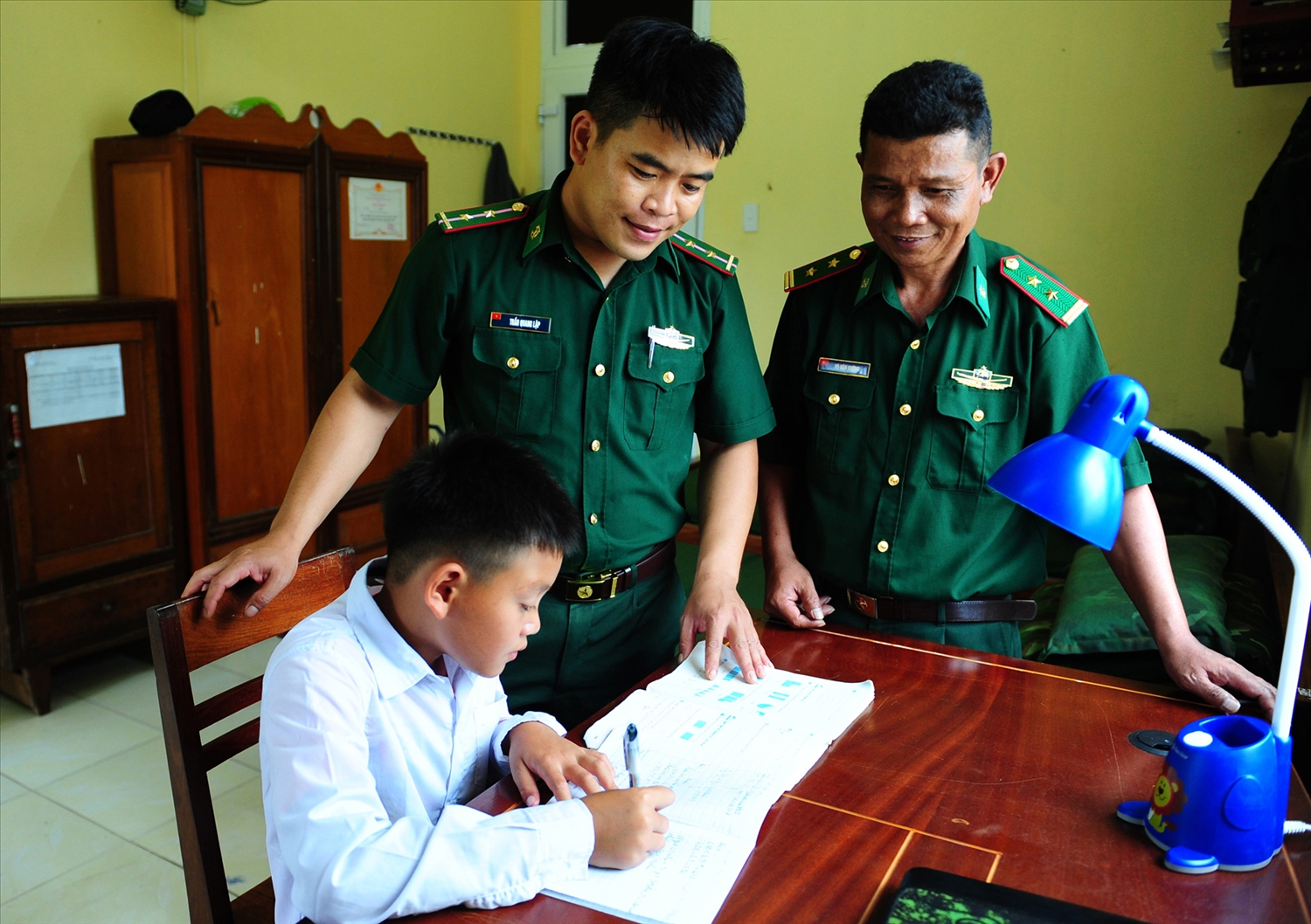 Chiến sỹ đồng biên phòng Đăk Blô nhận nuôi em A Xử, thôn Bung Tôn, xã Đăk Blô trong thực hiện mô hình 