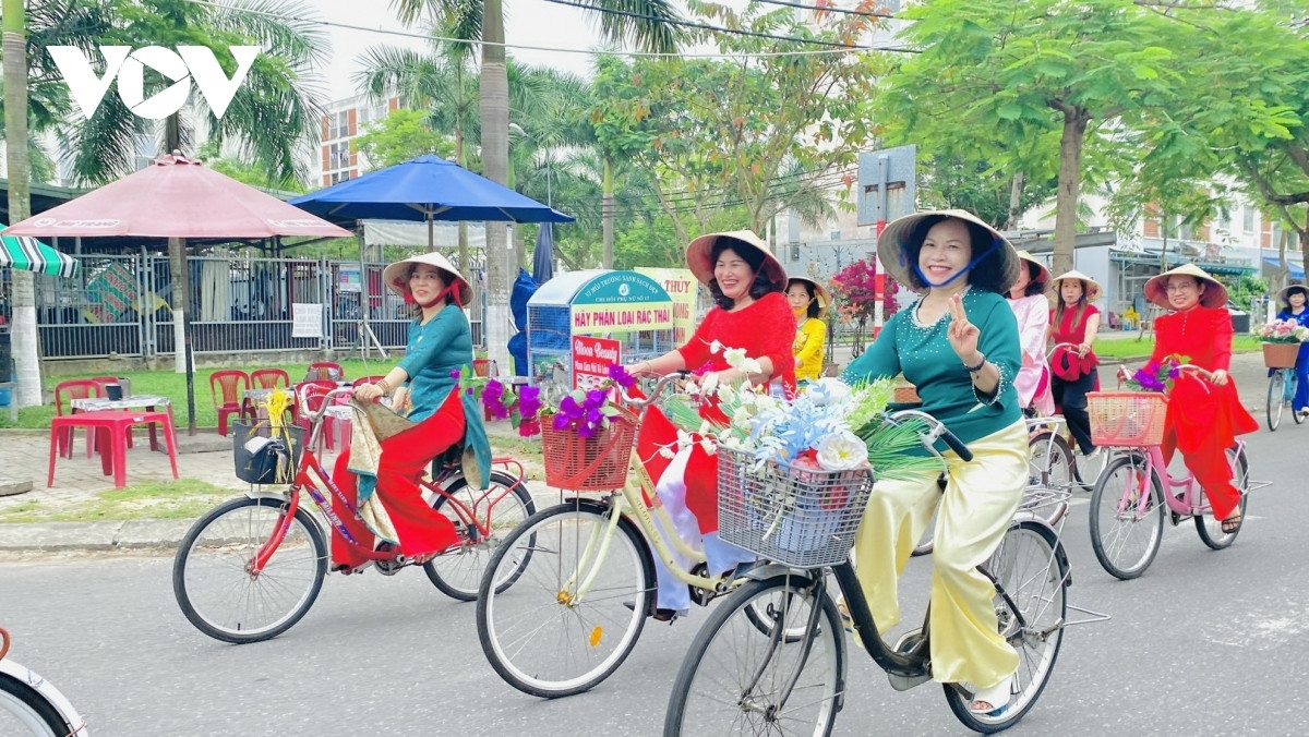 Phụ nữ phường Hòa Xuân, quận Cẩm Lệ, TP. Đà Nẵng diễu hành áo dài qua các tuyến phố