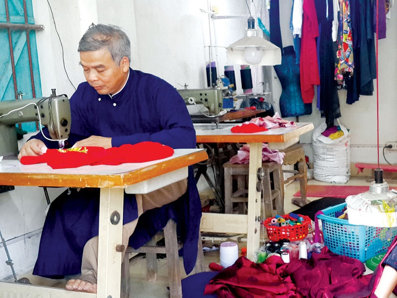 Ông Đỗ Minh Thường (tên thường gọi là Tám) ở xóm Đông, thôn Trạch Xá, đã có gần 40 năm gắn bó với nghề may truyền thống