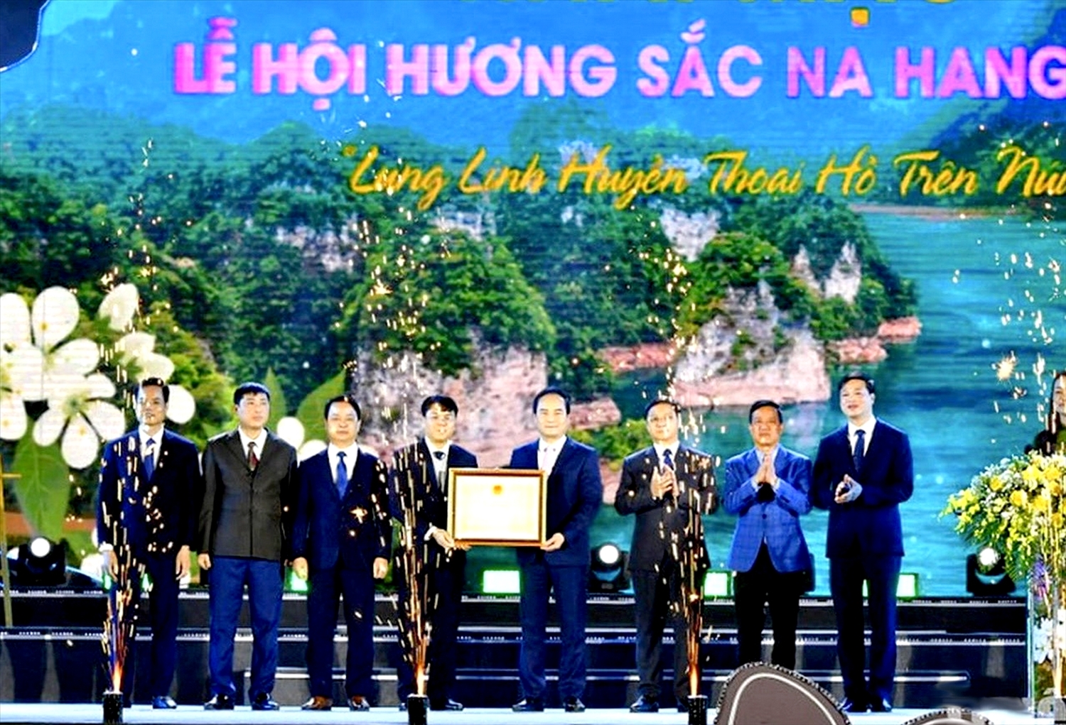 Đón nhận danh hiệu Di sản Văn hoá phi vật thể quốc gia cho nghệ thuật hát Quan làng của người Tày Tuyên Quang. (Ảnh: Quang Hòa)