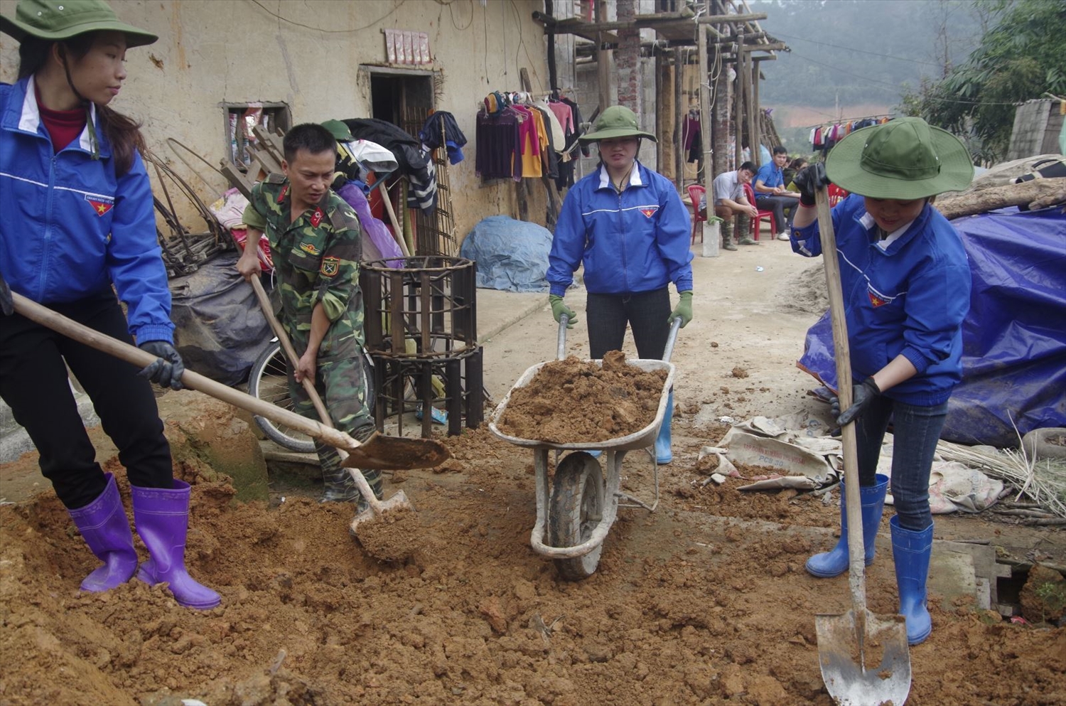 Trí thức trẻ tình nguyện Nông lâm trường 196, Đoàn Kinh tế - Quốc phòng 338 giúp nhân dân thôn Co Chí, xã Xuất Lễ (Cao Lộc, Lạng Sơn) làm đường bê tông.