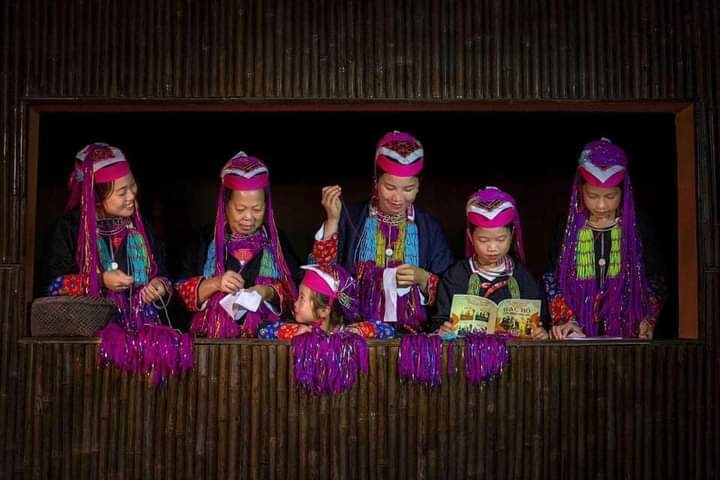 Để gìn giữ bộ trang phục truyền thống, phụ nữ Dao Thanh Y rất chú trọng việc truyền dạy nghề cho thế hệ trẻ