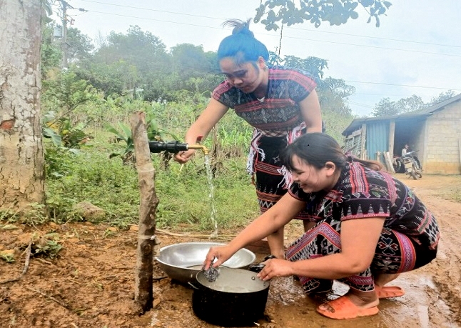 Nhiều thôn bản tại các huyện miền núi A Lưới, Nam Đông đã sử dụng nguồn nước sạch cho sinh hoạt gia đình. (Ảnh: TTXVN)