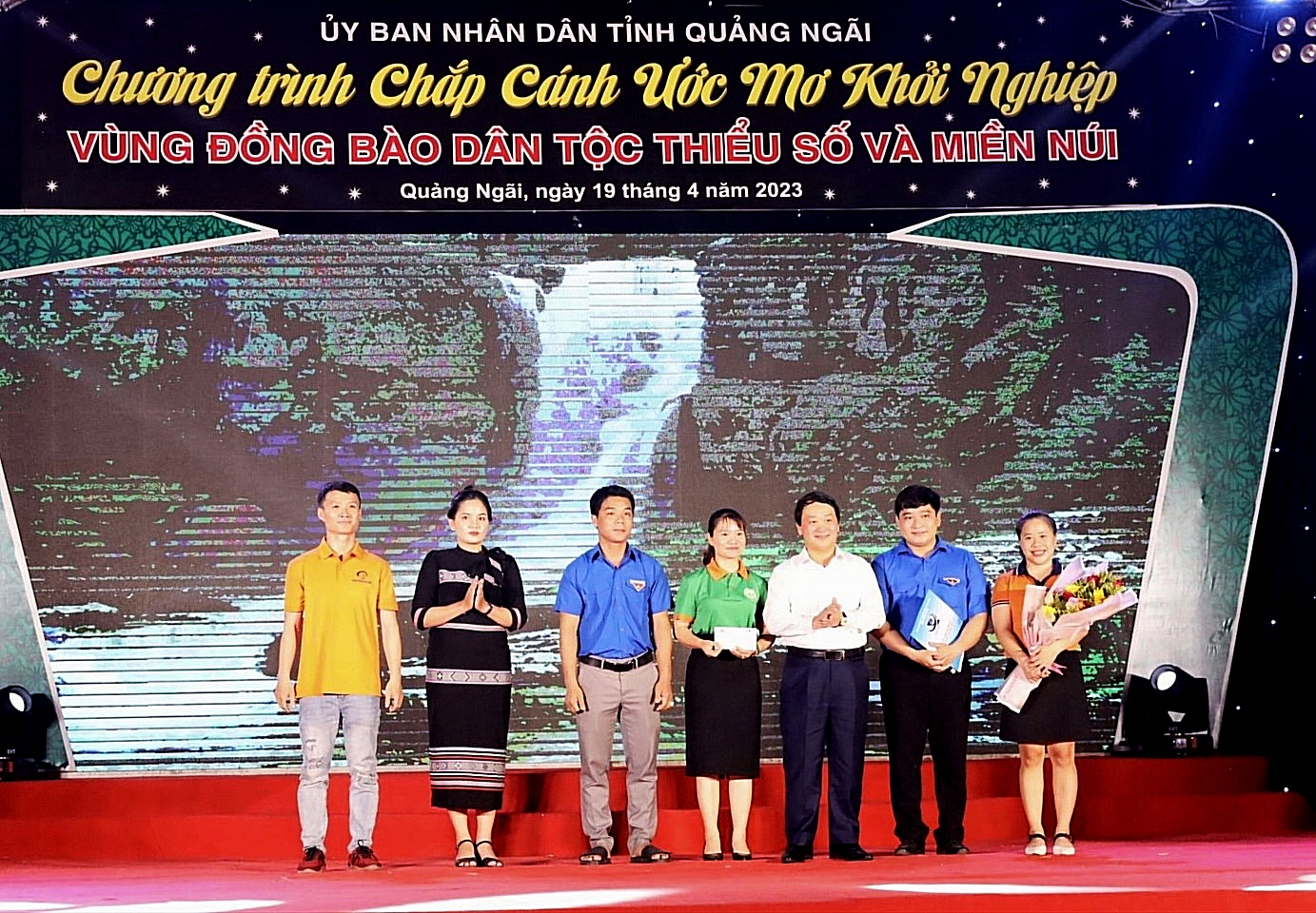 Bộ trưởng, Chủ nhiệm Ủy ban Dân tộc Hầu A Lềnh tặng quà cho CLB Thanh niên khởi nghiệp vùng đồng bào DTTS tỉnh Quảng Ngãi