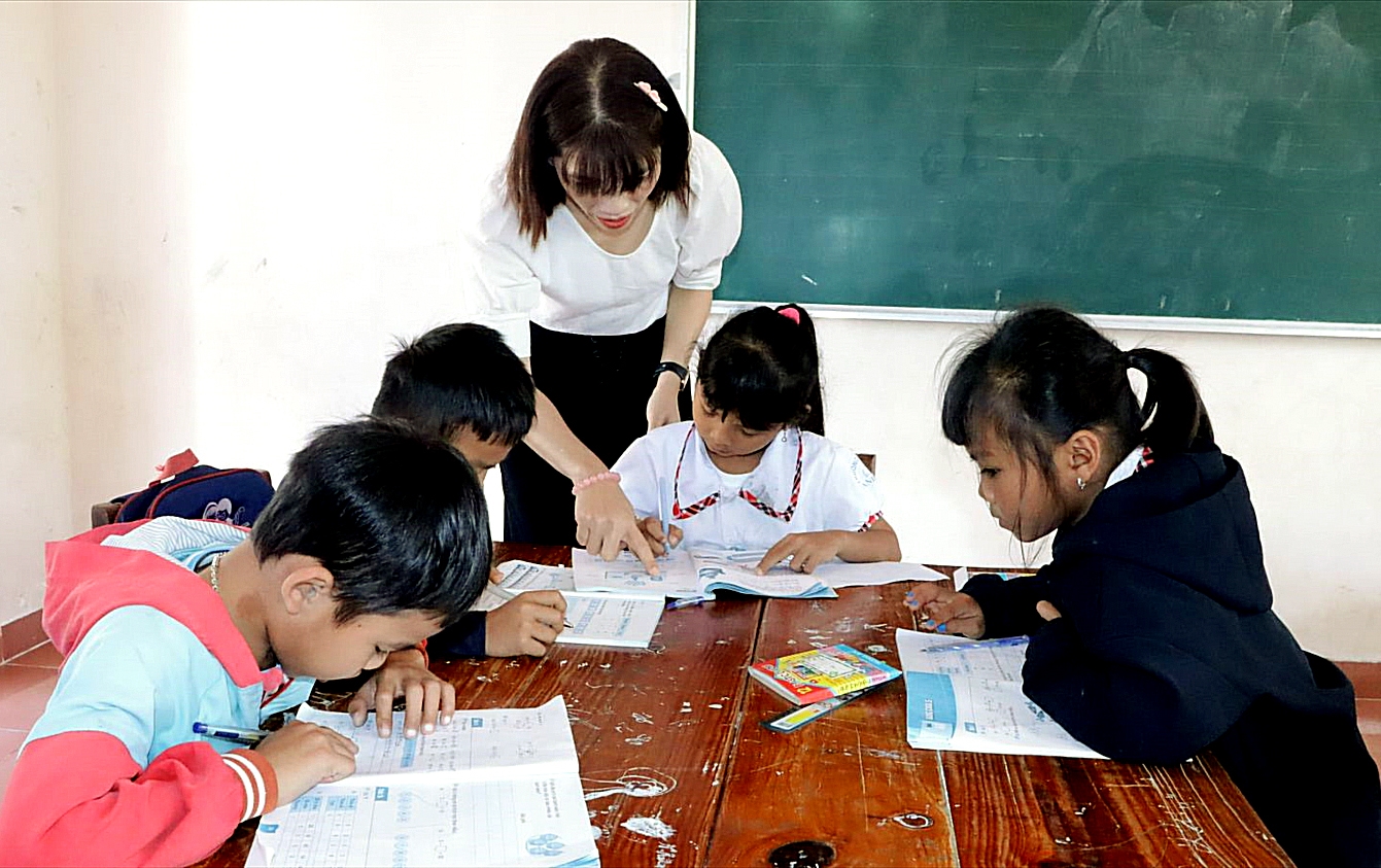 Học sinh miền núi Bình Định đã đi học đều đặn