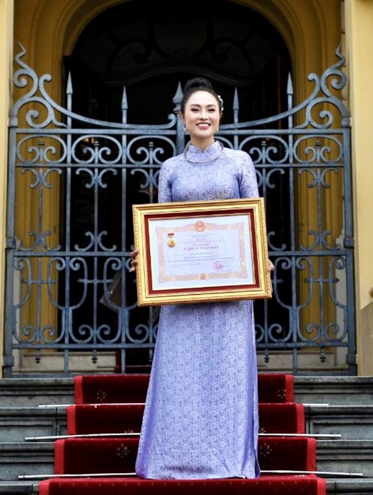 Diễn viên Hoài Thu - Nhà hát Chèo Hà Nội là Nghệ sĩ trẻ tuổi nhất được phong tặng danh hiệu NSND đợt này