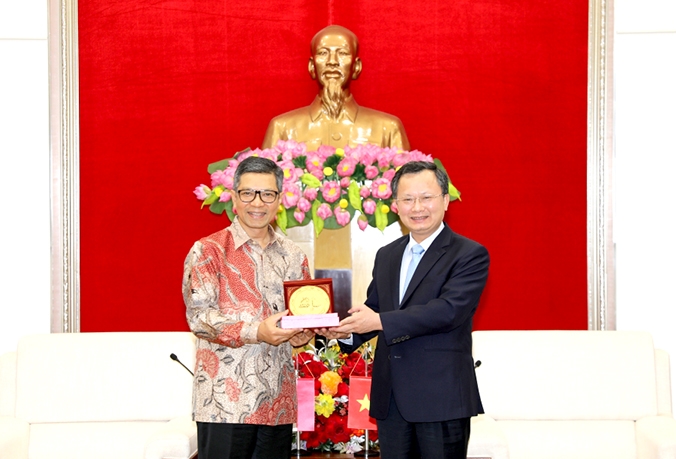 Chủ tịch UBND tỉnh Quảng Ninh tặng quà biểu tượng Vịnh Hạ Long cho Đại sứ đặc mệnh toàn quyền Indonesia tại Việt Nam tại buổi tiếp