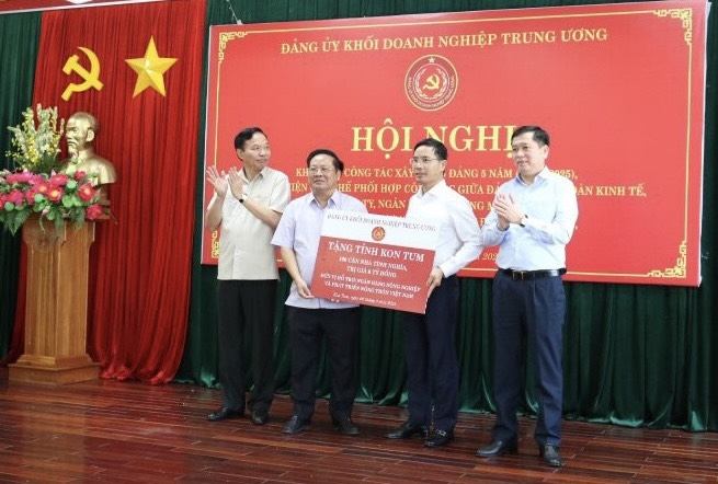 Đảng ủy Khối Doanh nghiệp Trung ương trao biển tặng 100 căn nhà tình nghĩa cho các hộ nghèo tỉnh Kon Tum