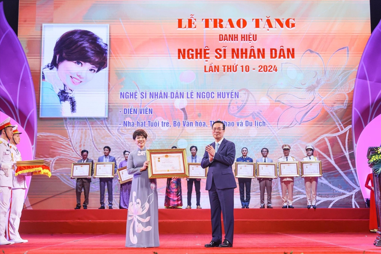 Chủ tịch nước Võ Văn Thưởng trao danh hiệu NSND cho nghệ sĩ Lê Ngọc Huyền - Nhà hát Tuổi trẻ.
