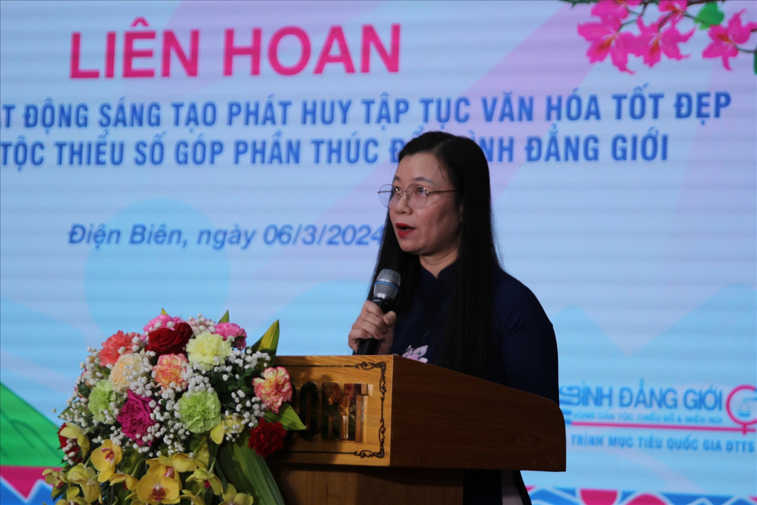 Bà Nguyễn Thị Thu Hiền, Phó Chủ tịch Hội Liên hiệp Phụ nữ Việt Nam phát biểu khai mạc Liên hoan