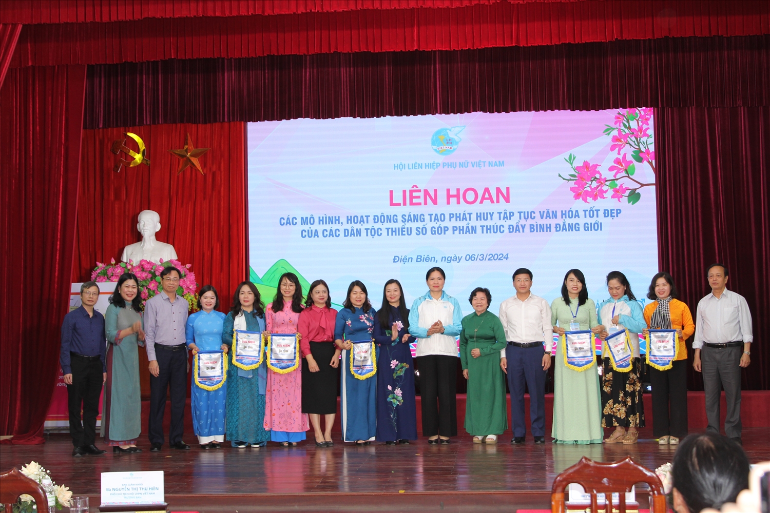 Bà Hà Thị Nga - Chủ tịch Hội Liên hiệp Phụ nữ Việt Nam tặng Cờ cho các đội tham dự Liên hoan