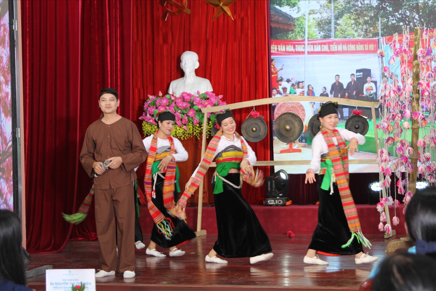 Phần dự thi trang phụ dân tộc Mường của Hội phụ nữ tỉnh Thanh Hóa
