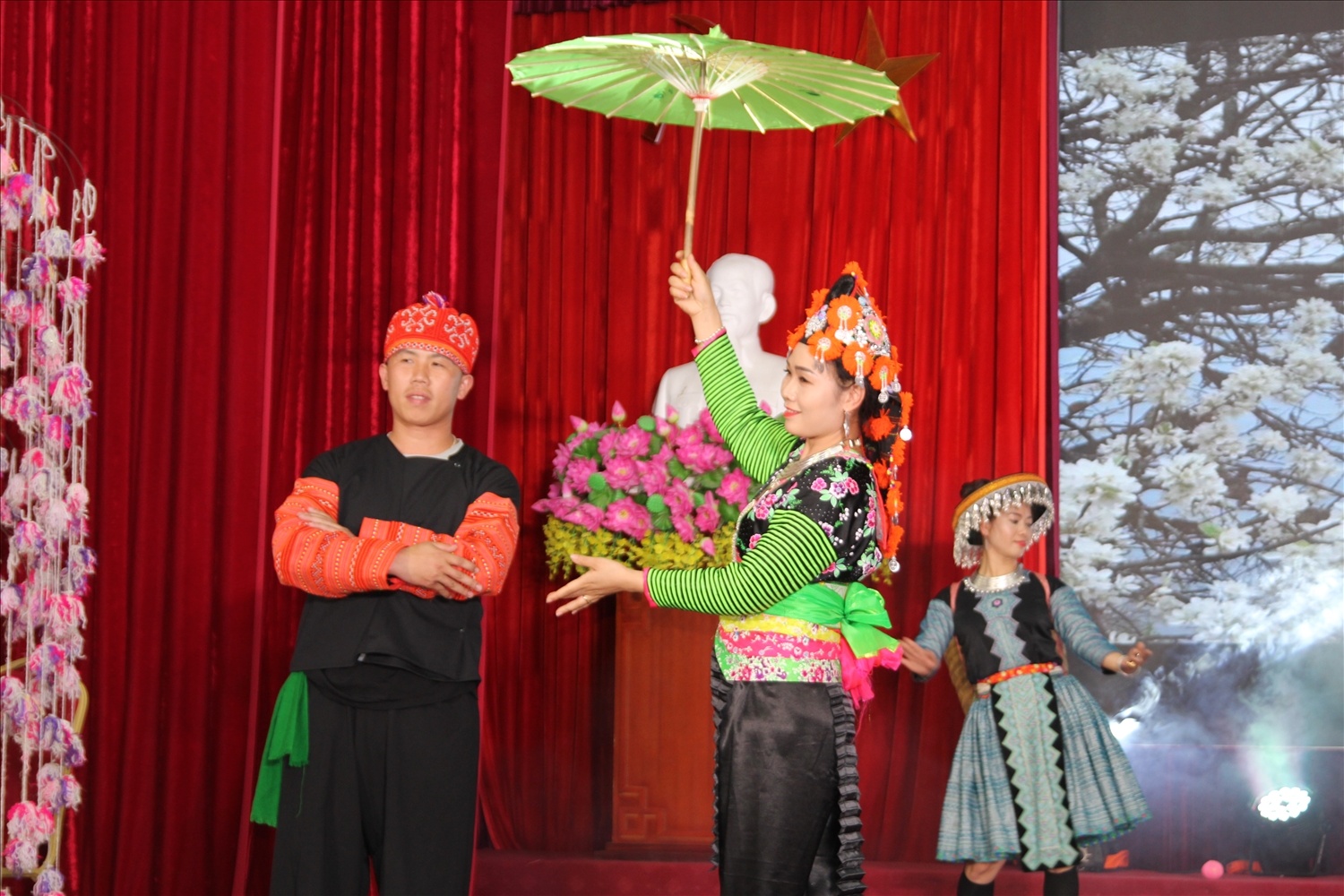 Phần dự thi trang phụ dân tộc Mông của Hội phụ nữ tỉnh Sơn La