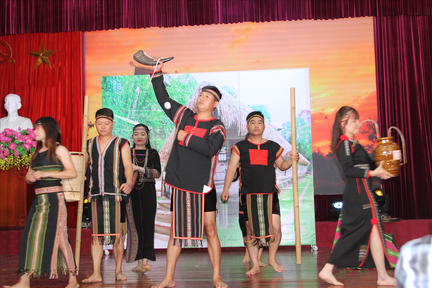 Phần dự thi trang phục dân tộc Ê Đê của Hội Phụ nữ tỉnh Đắk Lắk
